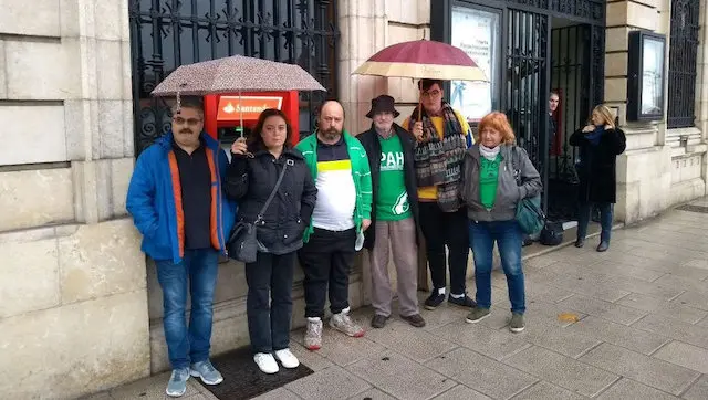 Miembros de la PAH, este jueves ante el Banco Santander