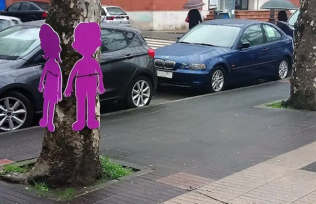 Siluetas de ni&ntilde;os contra la violencia machista