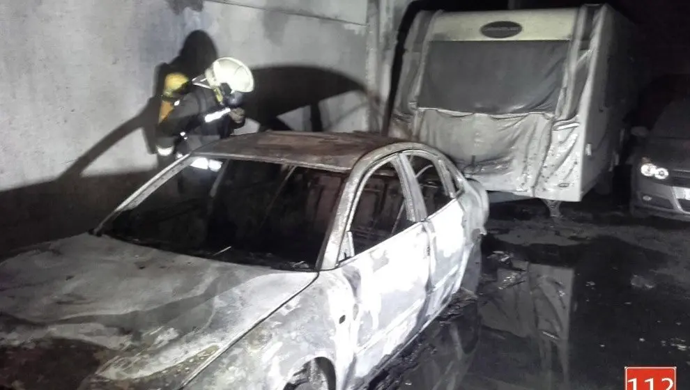 Extinguido un incendio en una nave de Unquera. Foto- 112