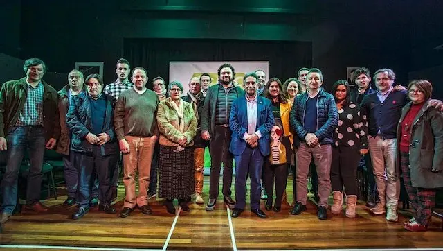 El l&iacute;der del PRC, Miguel &Aacute;ngel Revilla, junto al Comit&eacute; Local de Castro Urdiles