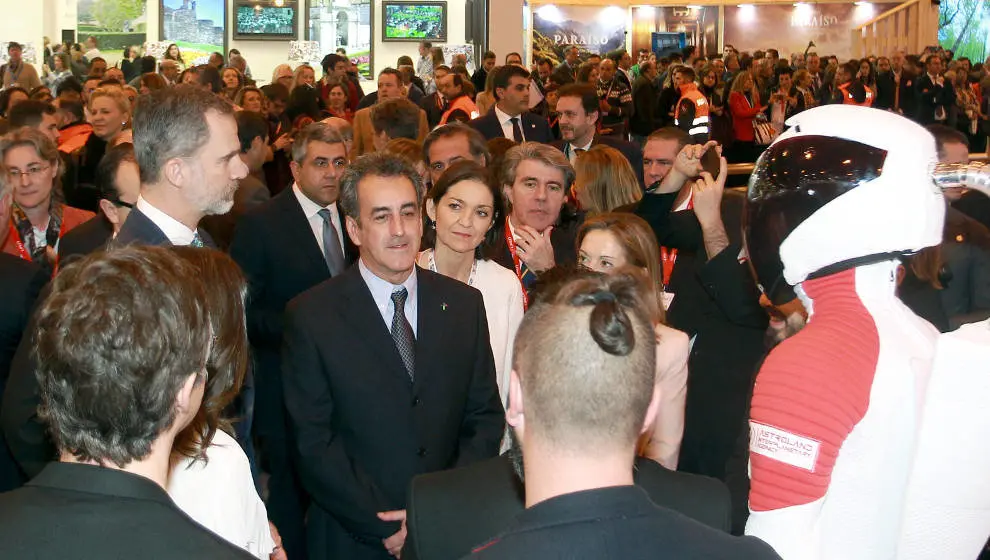 Los Reyes de Espa&ntilde;a y el consejero de Turismo, Francisco Mart&iacute;n, en el stand de Cantabria