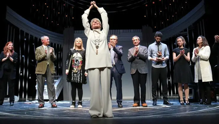 Concha Velasco recibiendo la ovaci&oacute;n del p&uacute;blico