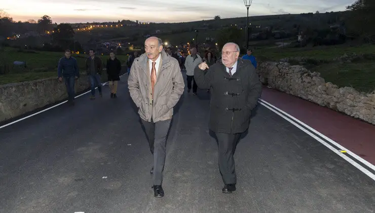 Los consejeros de Obras P&uacute;blicas, Jos&eacute; Mar&iacute;a Maz&oacute;n, y Econom&iacute;a, Juan Jos&eacute; Sota, en Santillana del Mar