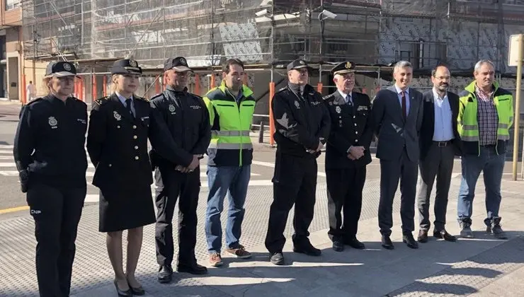 Las autoridades durante la visita