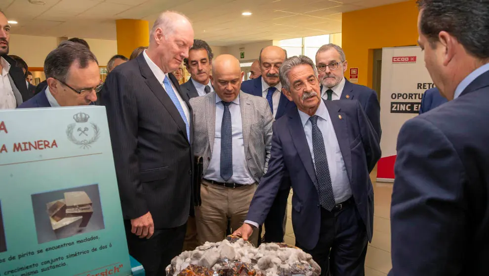 Miguel &Aacute;ngel Revilla y otras autoridades han asistido a la apertura de la jornada 'Retos y oportunidades del zinc en Cantabria' | Foto: Miguel L&oacute;pez