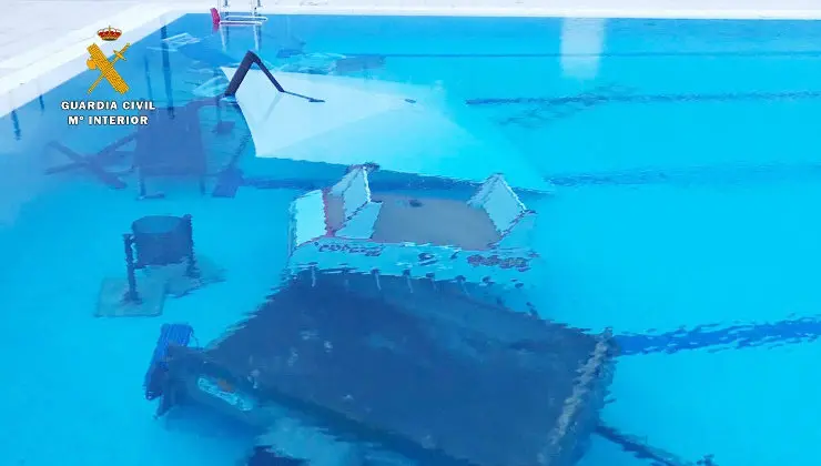 Efectos lanzados al interior del vaso de la piscina de Los Corrales de Buelna