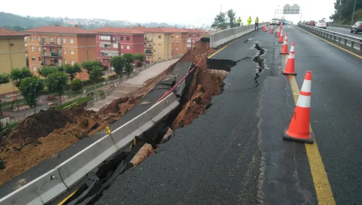 Corte de la A-67 por el desprendimiento de un carril afectado por obras tras las intensas lluvias registradas en las &uacute;ltimas horas