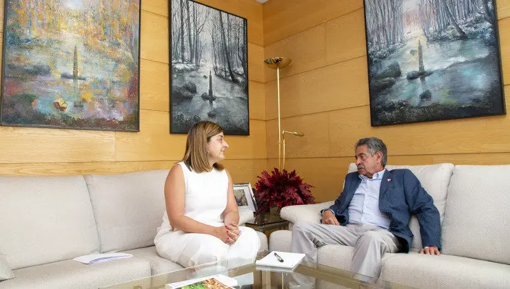 La presidenta del PP Mar&iacute;a Jos&eacute; S&aacute;enz de Buruaga se re&uacute;ne con el presidente de Cantabria y secretario general del PRC Miguel &Aacute;ngel Revilla