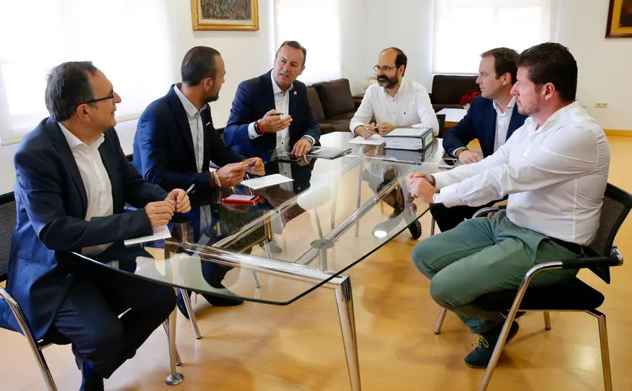 Reuni&oacute;n consejero Desarrollo Rural, Guillermo Blanco, y equipo gobierno Torrelavega