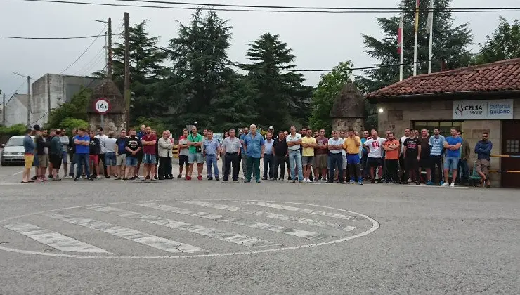 Concentraci&oacute;n de trabajadores en huelga en la entrada de la f&aacute;brica de Global Special Steel