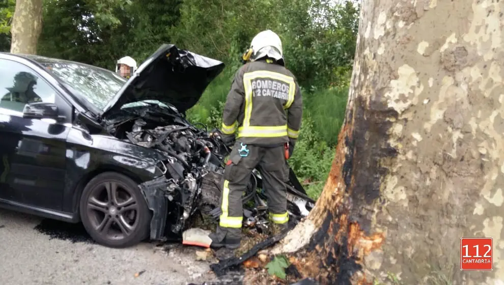 El automovil del hombre que se estrell&oacute; contra un &aacute;rbol en Escalante
