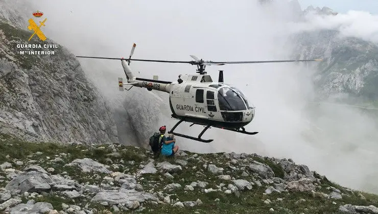 EuropaPress_2301104_Nota_De_Prensa_La_Guardia_Civil_Rescata_A_Dos_Monta&ntilde;eros_Enriscados_En_Picos_De_Europa