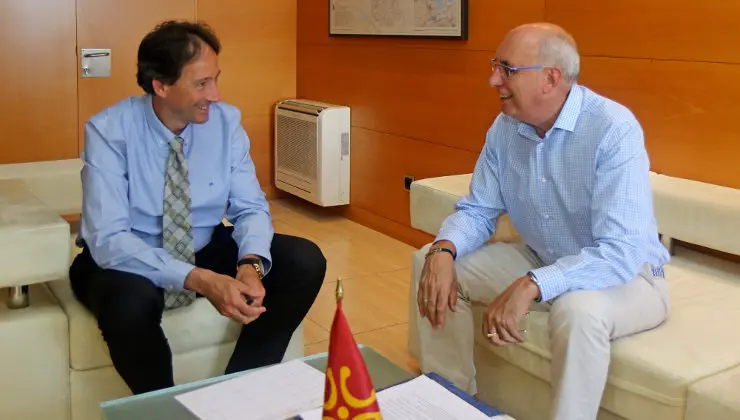 EuropaPress_2307890_El_consejero_de_Obras_P&uacute;blicas_Ordenaci&oacute;n_del_Territorio_y_Urbanismo_Jos&eacute;_Luis_Gochicoa_y_el_alcalde_de_Villacarriedo_&Aacute;ngel_Sainz