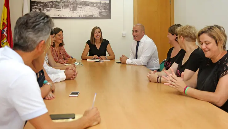 EuropaPress_2312469_La_consejera_de_Econom&iacute;a_y_Hacienda_Mar&iacute;a_S&aacute;nchez_se_ha_reunido_con_el_alcalde_de_Cartes_Agust&iacute;n_Molleda