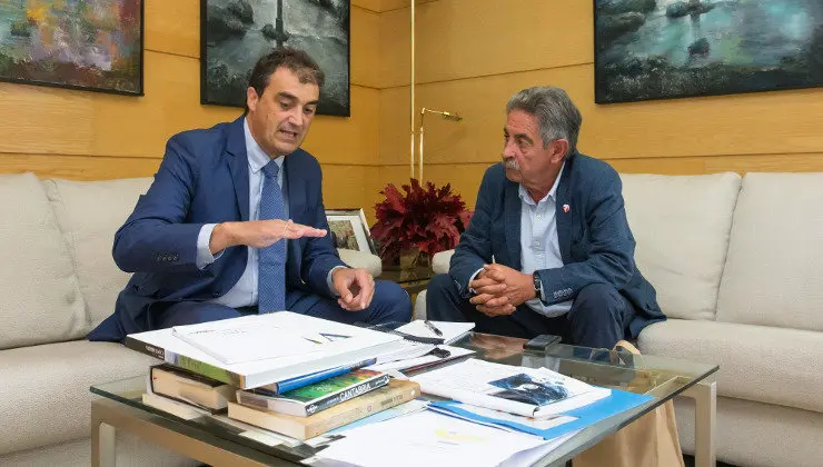 EuropaPress_2313757_Revilla_con_el_alcalde_de_Alfoz_de_Lloredo