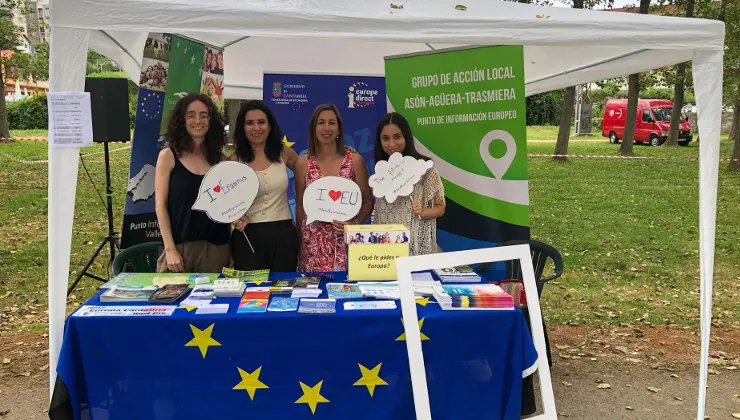 EuropaPress_2315483_S&aacute;nchez_visita_stand_Europa_en_Suances