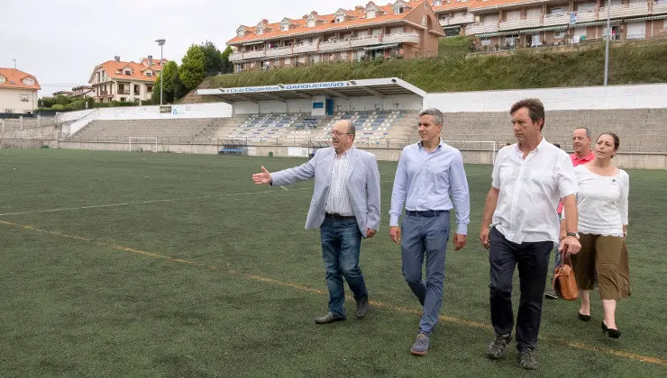 EuropaPress_2314151_Zuloaga_en_el_campo_de_f&uacute;tbol_de_San_Vicente_de_la_Barquera