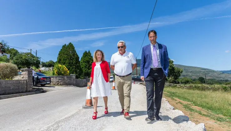 EuropaPress_2319908_El_consejero_de_Obras_P&uacute;blicas_visita_las_obras_del_nuevo_paseo_peatonal_en_Sili&oacute;