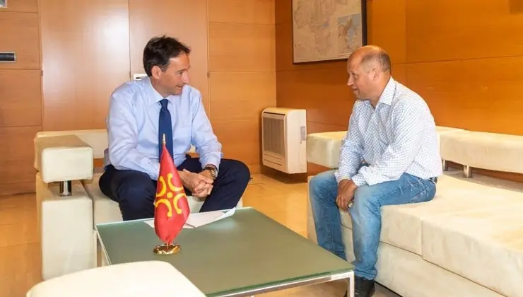 EuropaPress_2319760_El_consejero_de_Obras_P&uacute;blicas_Ordenaci&oacute;n_del_Territorio_y_Urbanismo_Jos&eacute;_Luis_Gochicoa_se_re&uacute;ne_con_el_alcalde_de_B&aacute;rcena_de_Pie_de_Concha_Agust&iacute;n_Mantec&oacute;n