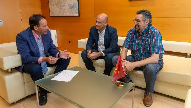 EuropaPress_2322980_El_consejero_de_Obras_P&uacute;blicas_Ordenaci&oacute;n_del_Territorio_y_Urbanismo_Jos&eacute;_Luis_Gochicoa_recibe_al_alcalde_de_Los_Corrales_de_Buelna_Luis_Ignacio_Argumosa