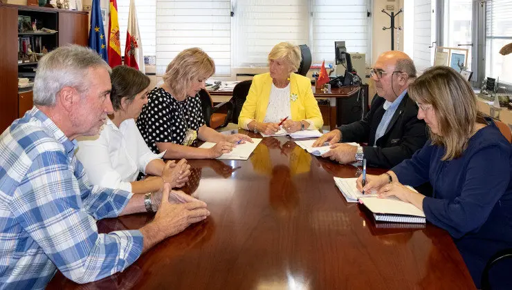EuropaPress_2323033_Reuni&oacute;n_de_la_consejera_de_Educaci&oacute;n_FP_y_Turismo_Marina_Lomb&oacute;_y_la_alcaldesa_de_Polanco_Rosa_D&iacute;az