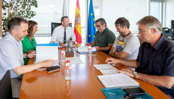 EuropaPress_2323188_El_consejero_de_Desarrollo_Rural_Ganader&iacute;a_Pesca_Alimentaci&oacute;n_y_Medio_Ambiente_Guillermo_Blanco_reunido_con_representantes_de_SOS_Suances