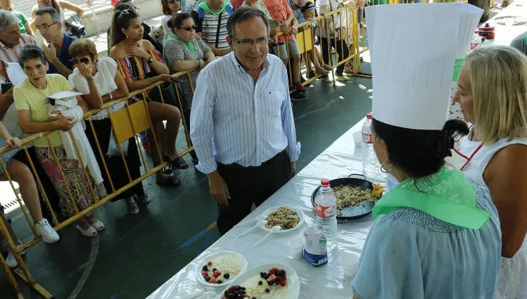 EuropaPress_2323510_El_primer_teniente_de_alcalde_de_Torrelavega_Jos&eacute;_Manuel_Cruz_Viadero_en_el_concurso_de_arroz_de_las_fiestas_de_la_Virgen_Grande