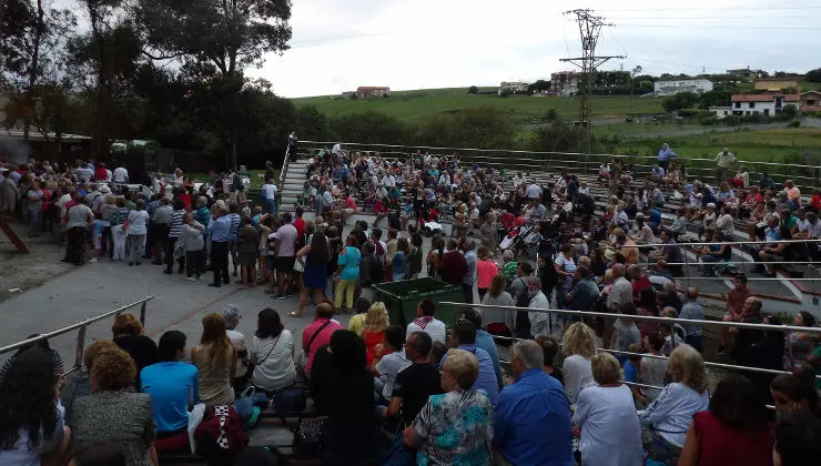 EuropaPress_2326285_Sardinada_popular_en_El_Espada&ntilde;al_de_Suances