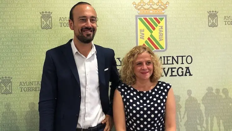 EuropaPress_2327783_El_alcalde_de_Torrelavega_Javier_L&oacute;pez_Estrada_y_la_concejala_de_Festejos_Patricia_Portilla_hacen_balance_de_las_fiestas