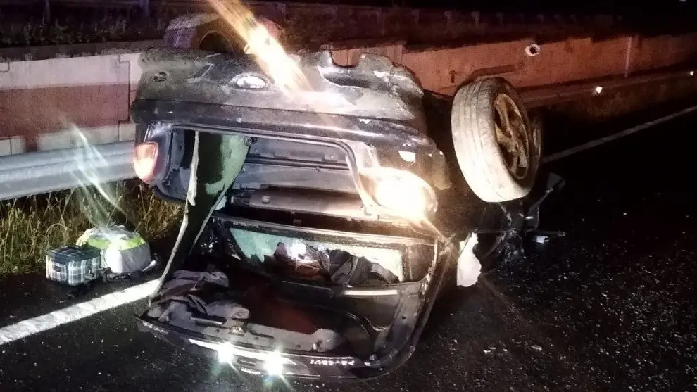 Imagen del veh&iacute;culo accidentado en la A-67 | 112 Cantabria