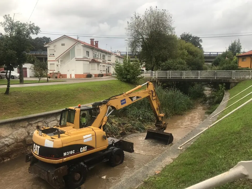 Trabajos de limpieza del cauce del r&iacute;o Cabo