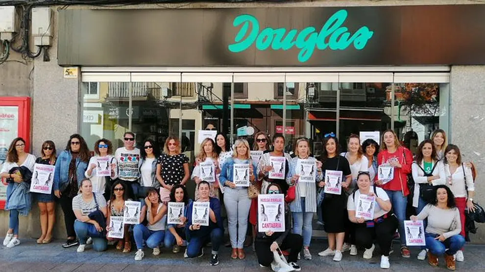 Trabajadoras y trabajadores de Douglas en Cantabria, este jueves ante una de las tiendas de la cadena en Santander, cerrada por la huelga