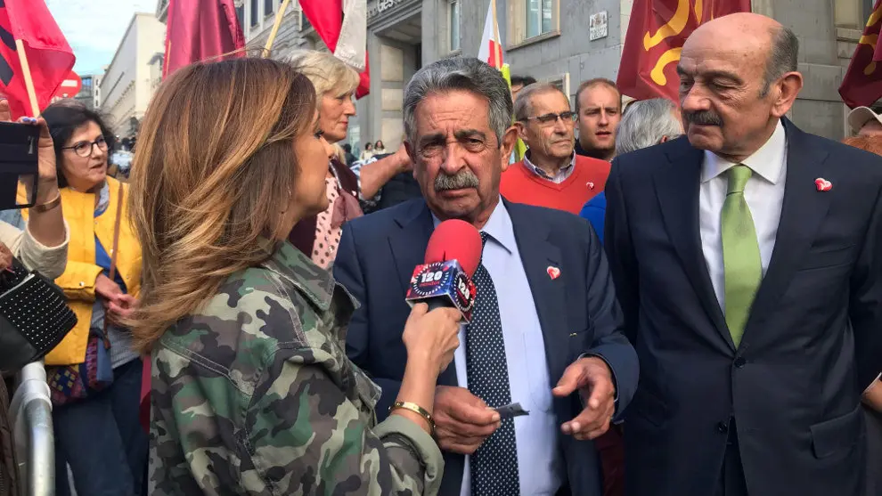 Revilla y Maz&oacute;n, ante el Congreso de los Diputados junto a otros dirigentes, militantes y simpatizantes del PRC en una imagen de archivo