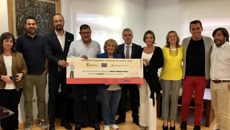 Entregado a AMAT el cheque solidario de 15.000 euros del concierto ben&eacute;fico de Tequila