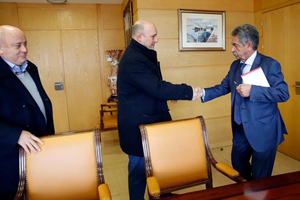 El presidente, Miguel Angel Revilla, recibe al alcalde de Santillana, &Aacute;ngel Rodr&iacute;guez, y el teniente alcalde, Javier Gonz&aacute;lez
