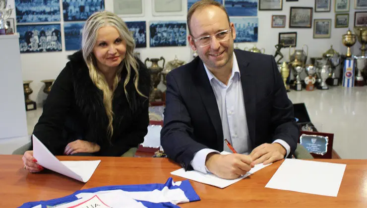 Firma del acuerdo de patrocinio de la Gimn&aacute;stica