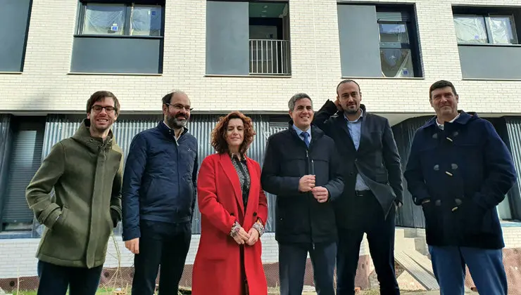 Visita de las autoridades a las viviendas