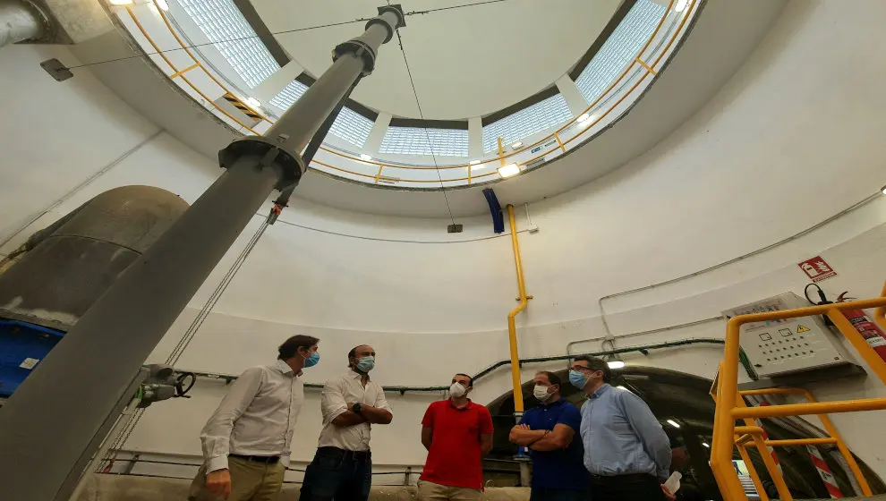 Alcalde y concejal visitan el deposito de agua de Tanos