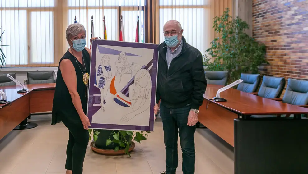 Pedro Sobrado entrega la obra 'Mujer Relevante' a la alcaldesa de Polanco