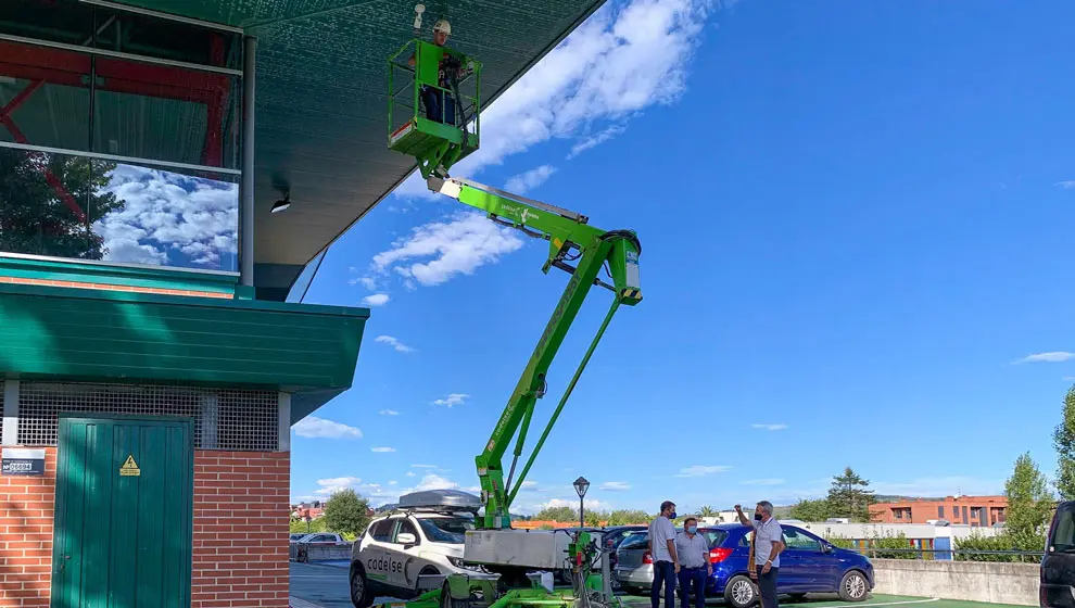 Instalaci&oacute;n de c&aacute;maras de videovigilancia en el polideportivo de Requejada