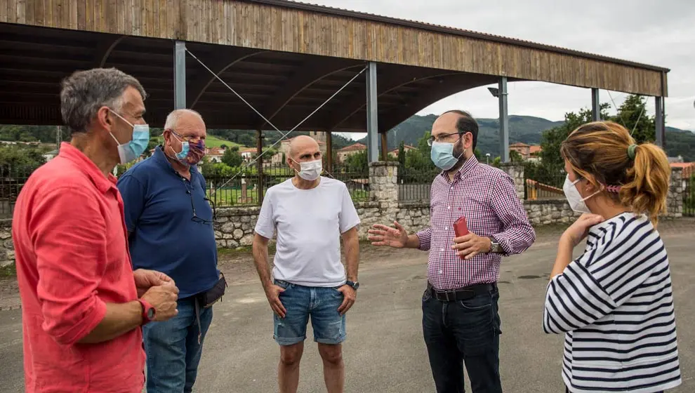 El concejal de Medio Ambiente y miembros de la Junta de Vi&eacute;rnoles