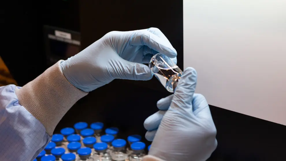 M&eacute;dico manipulando frascos de medicina