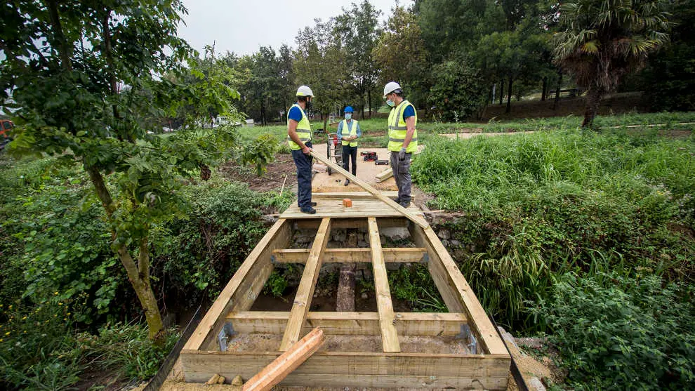 Instalaci&oacute;n de la pasarela sobre el arroyo Indiana