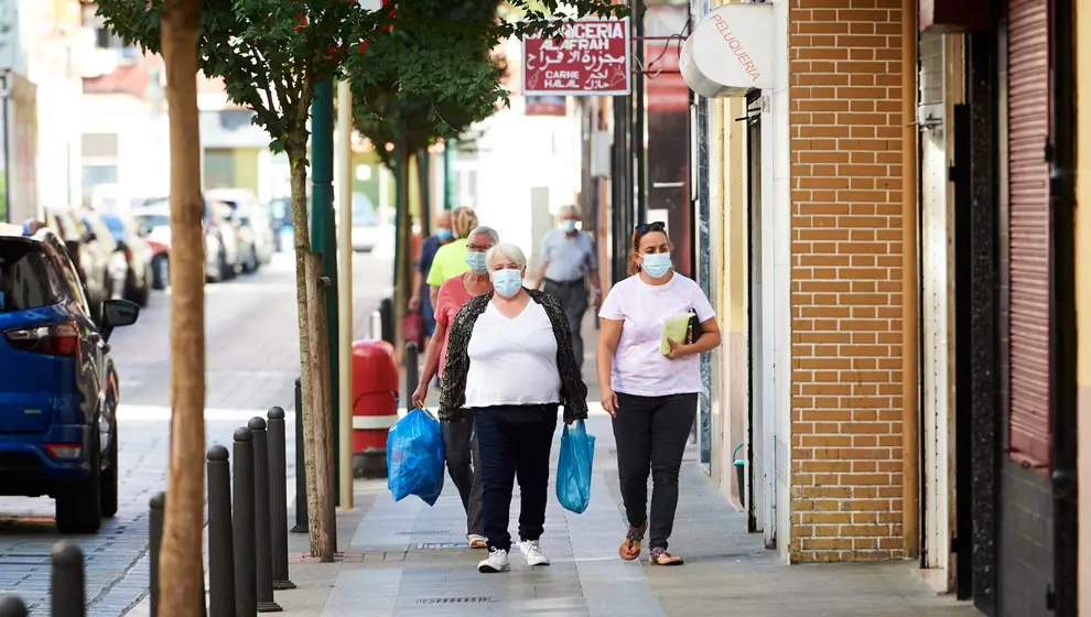 Transe&uacute;ntes pasean por las calles del barrio La Inmobiliaria de Torrelavega