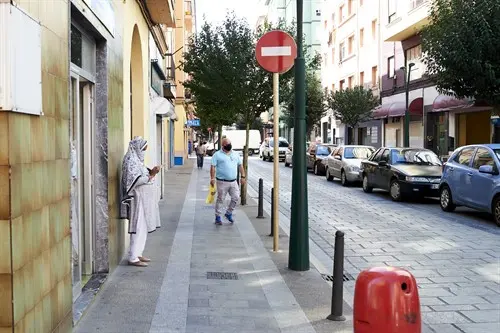 Transe&uacute;ntes por las calles del barrio La Inmobiliaria de Torrelavega