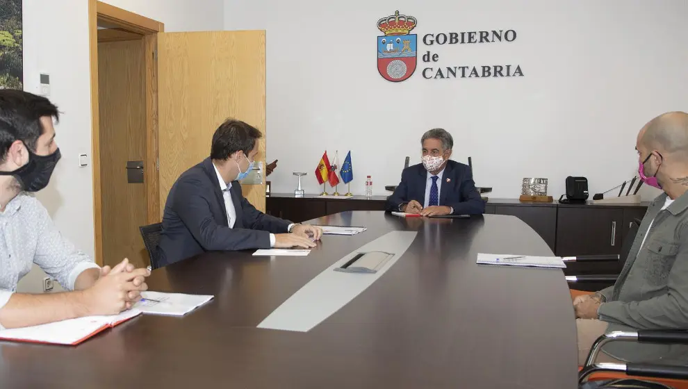 El presidente de Cantabria, Miguel &Aacute;ngel Revilla, con representantes de la Asociaci&oacute;n de Empresas de Ocio Nocturno de Cantabria