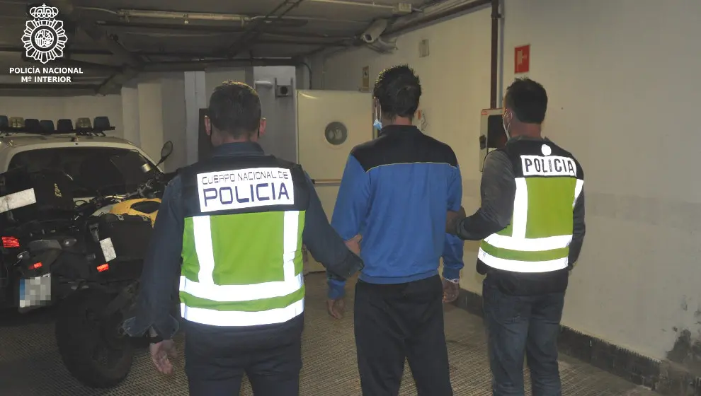 El detenido por el robo con intimidaci&oacute;n en una gasolinera, escoltado por la polic&iacute;a