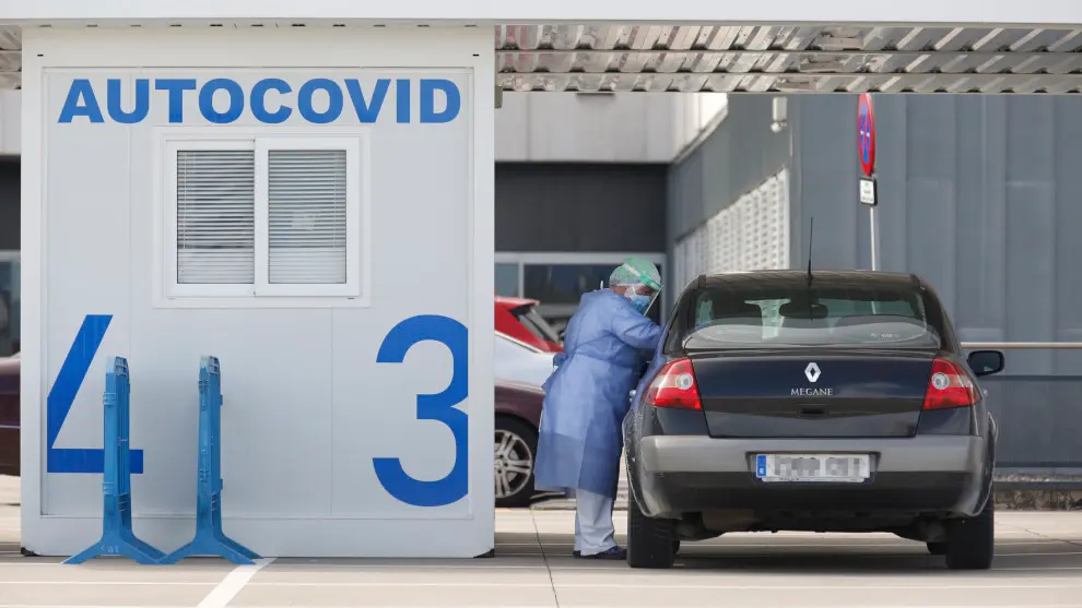 Una enfermera realiza pruebas PCR para la detecci&oacute;n del COVID-19