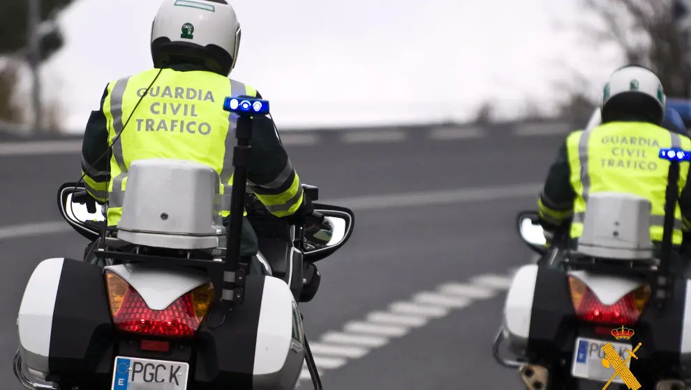 Dos motoristas de la Guardia Civil