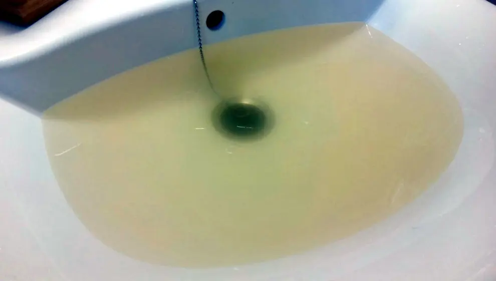 Agua turbia en una vivienda de Mijarojos, en el municipio de Cartes